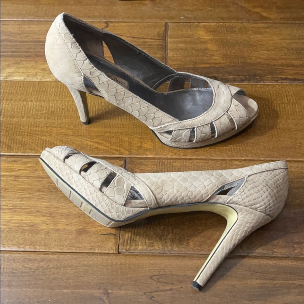 BANDOLINO Occupied Leather Cut Out Taupe Pumps 8